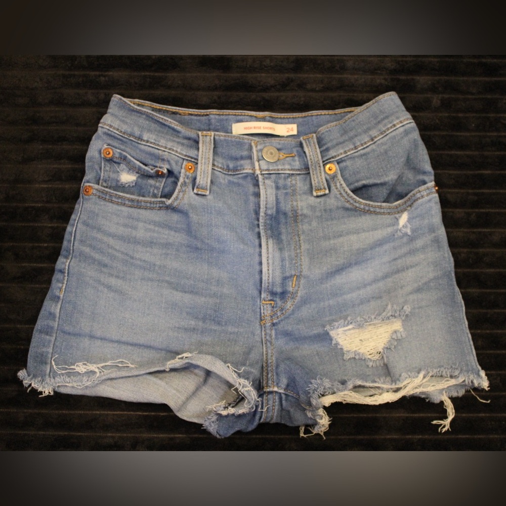 Levi’s Lightwashed Jean Shorts! (Size 24)